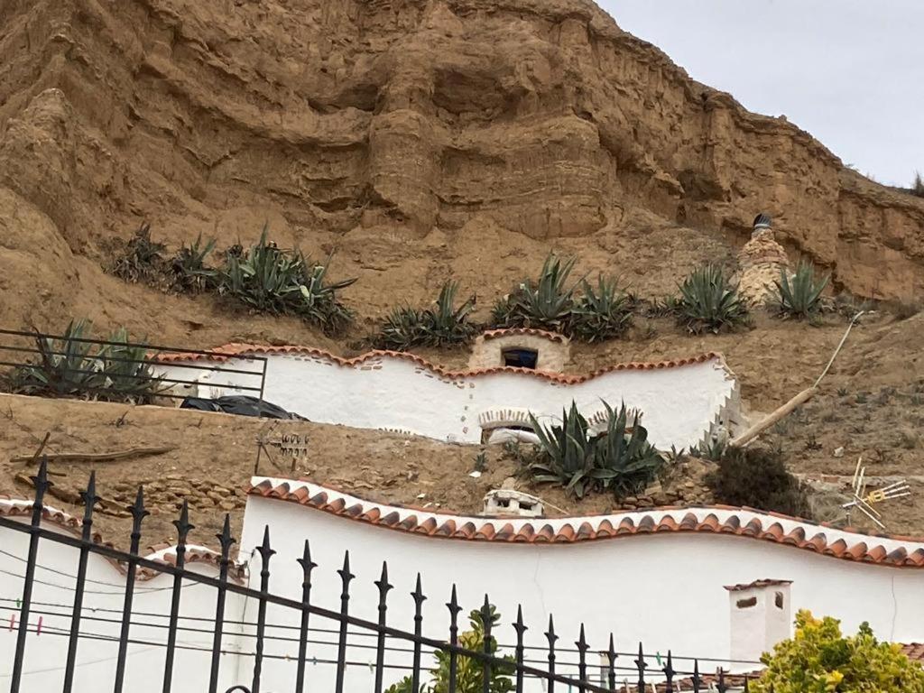 Creatively Designed Cavehouse With Jacuzzi Villa Gorafe Bagian luar foto