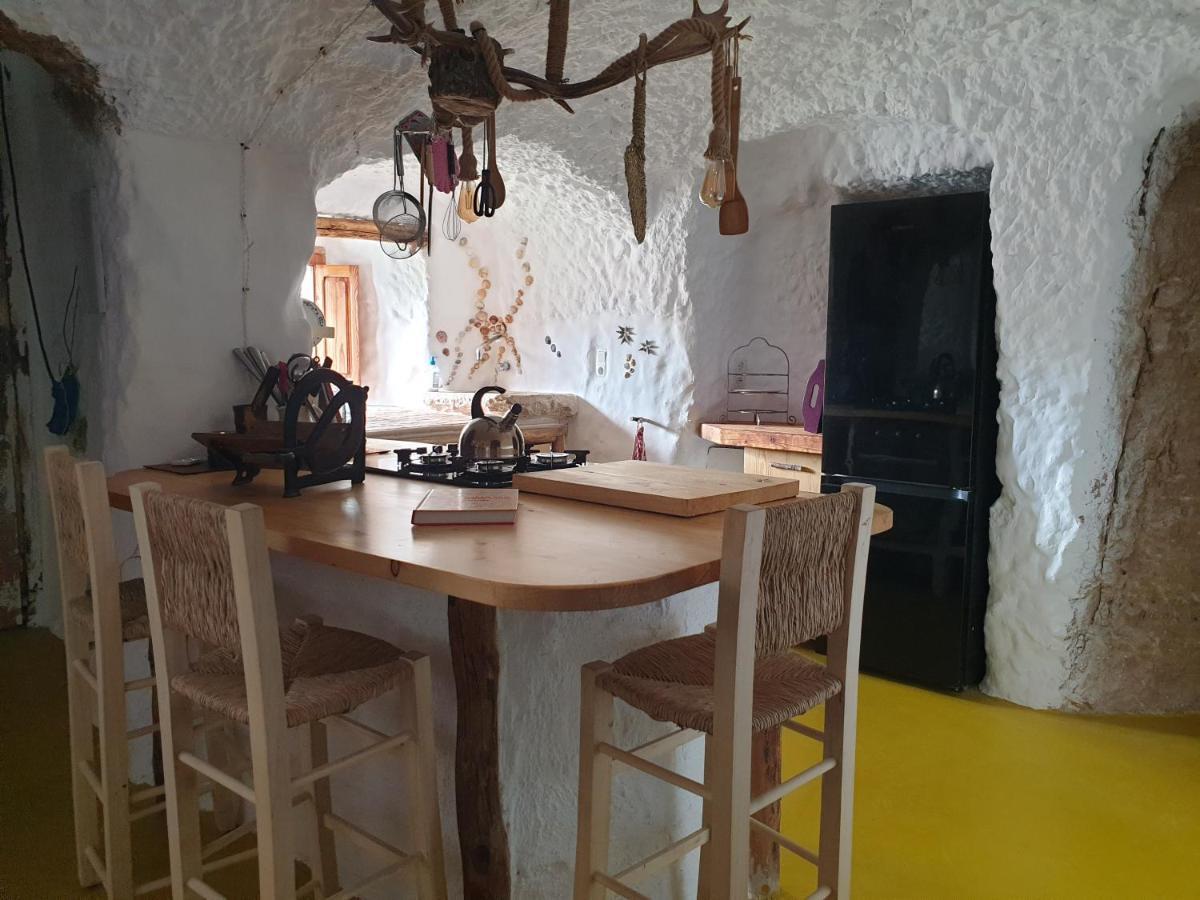 Creatively Designed Cavehouse With Jacuzzi Villa Gorafe Bagian luar foto