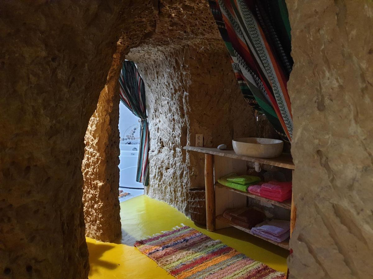 Creatively Designed Cavehouse With Jacuzzi Villa Gorafe Bagian luar foto