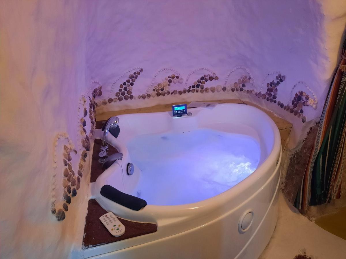 Creatively Designed Cavehouse With Jacuzzi Villa Gorafe Bagian luar foto