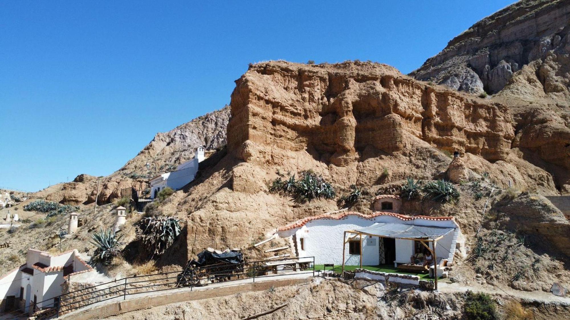 Creatively Designed Cavehouse With Jacuzzi Villa Gorafe Bagian luar foto